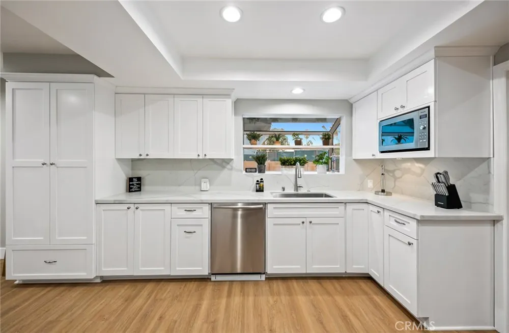 3716 Crownridge Sherman Oaks, CA 91403