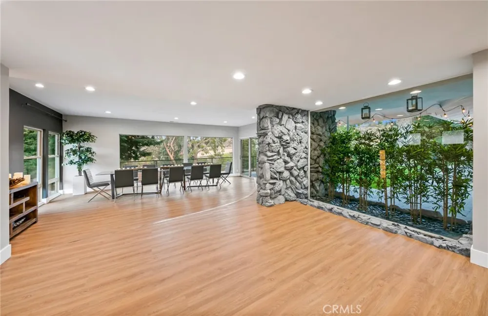 3716 Crownridge Sherman Oaks, CA 91403