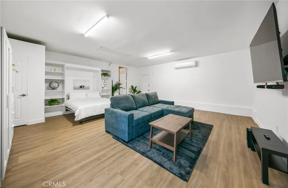 3716 Crownridge Sherman Oaks, CA 91403