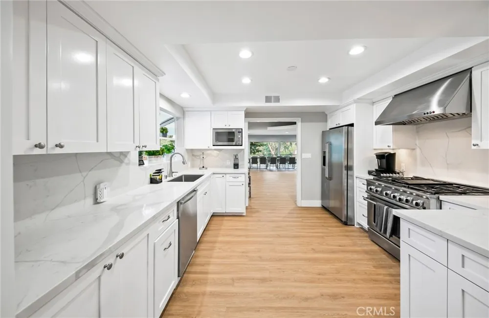3716 Crownridge Sherman Oaks, CA 91403