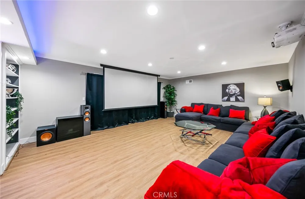 3716 Crownridge Sherman Oaks, CA 91403