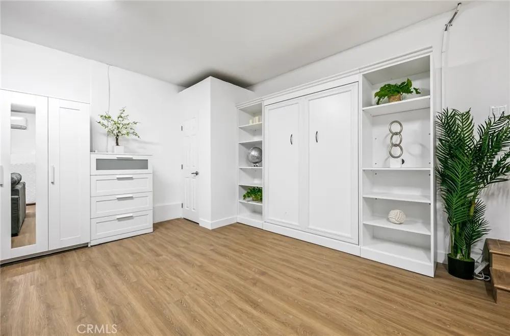 3716 Crownridge Sherman Oaks, CA 91403