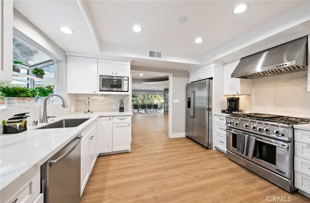 3716 Crownridge Sherman Oaks, CA 91403