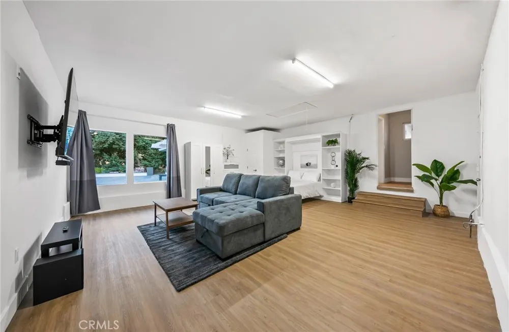 3716 Crownridge Sherman Oaks, CA 91403