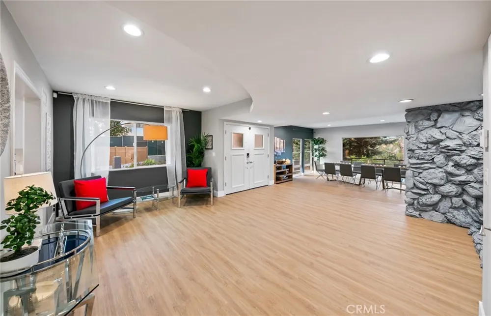 3716 Crownridge Sherman Oaks, CA 91403