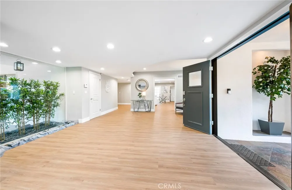 3716 Crownridge Sherman Oaks, CA 91403