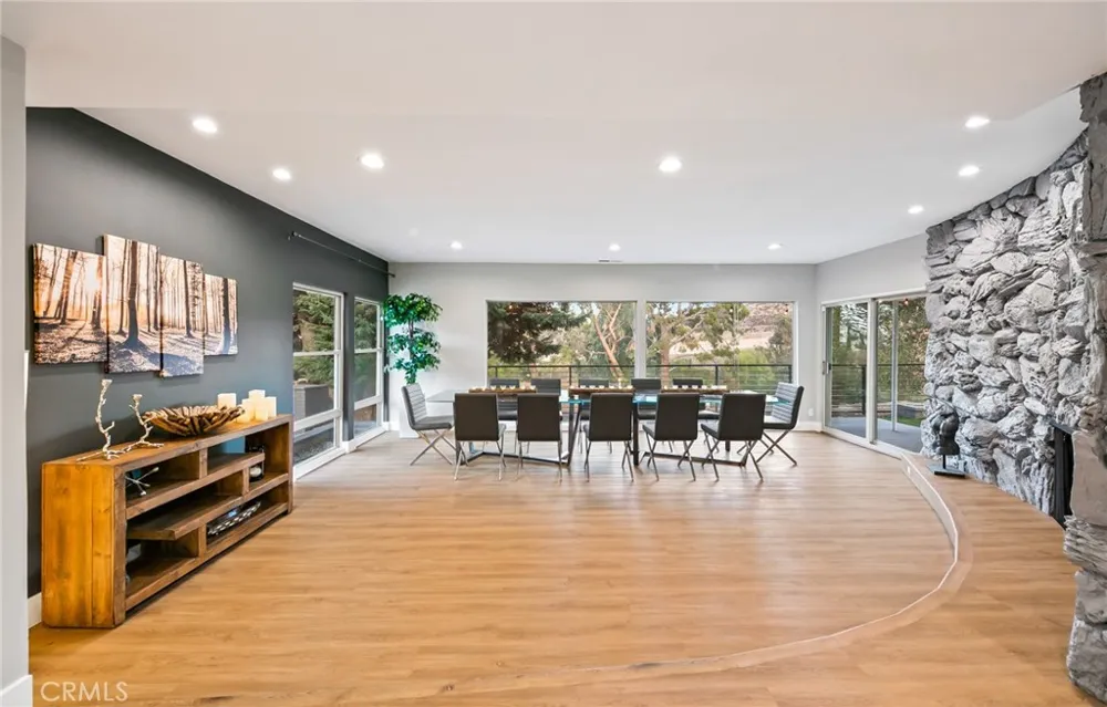 3716 Crownridge Sherman Oaks, CA 91403
