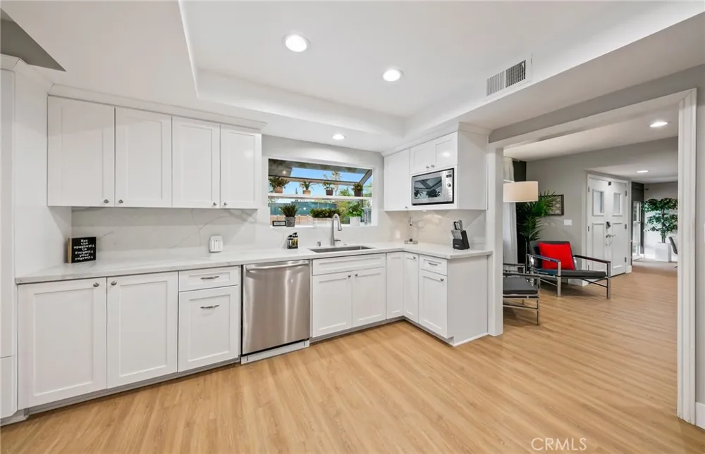 3716 Crownridge Sherman Oaks, CA 91403