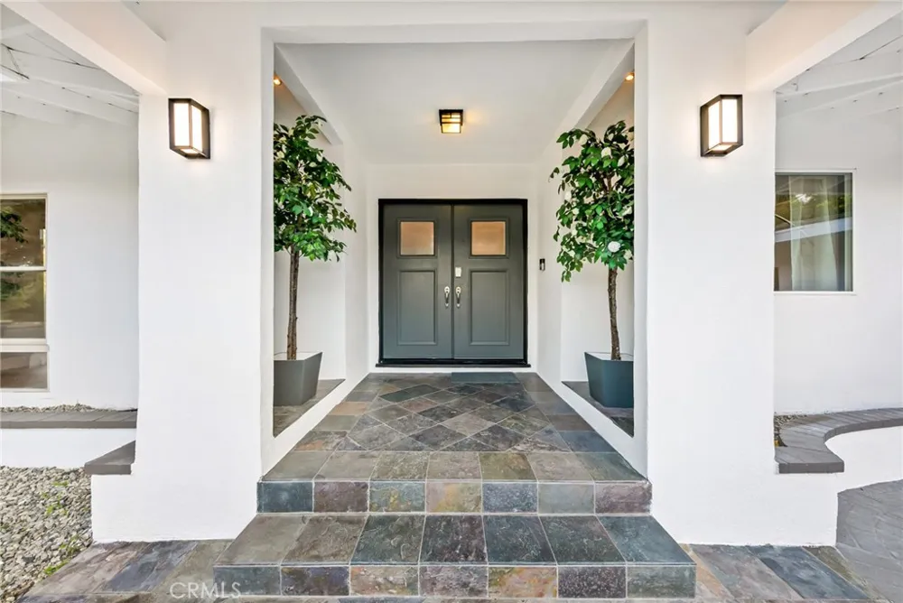 3716 Crownridge Sherman Oaks, CA 91403