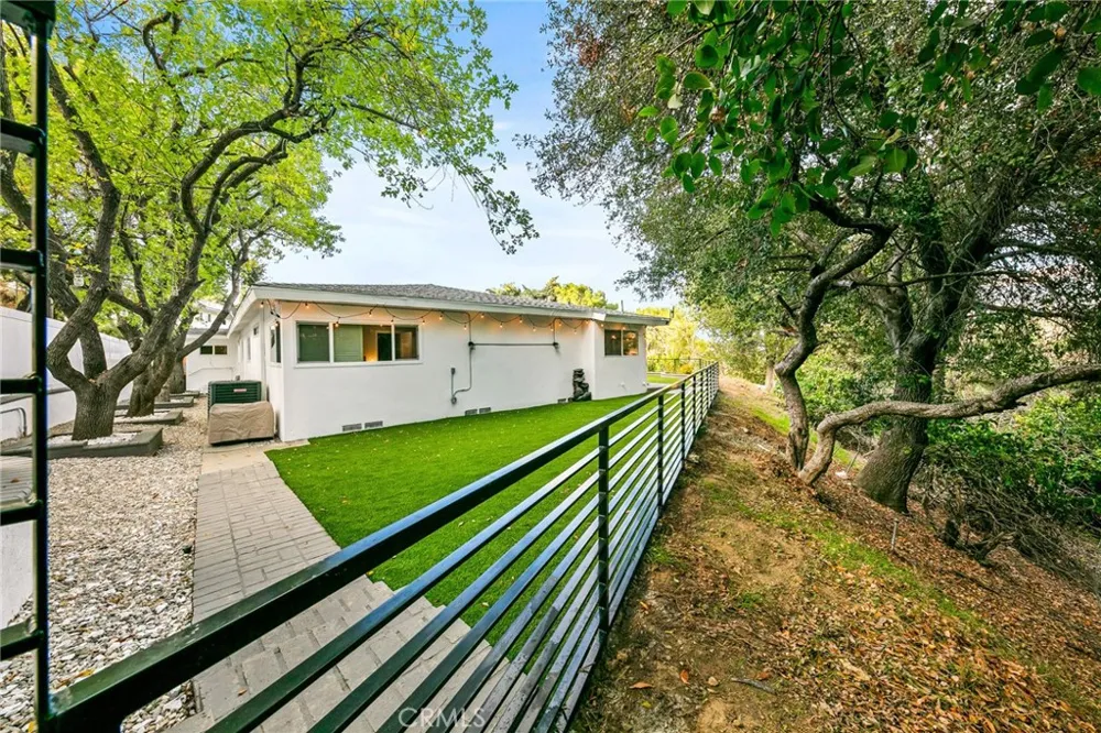 3716 Crownridge Sherman Oaks, CA 91403