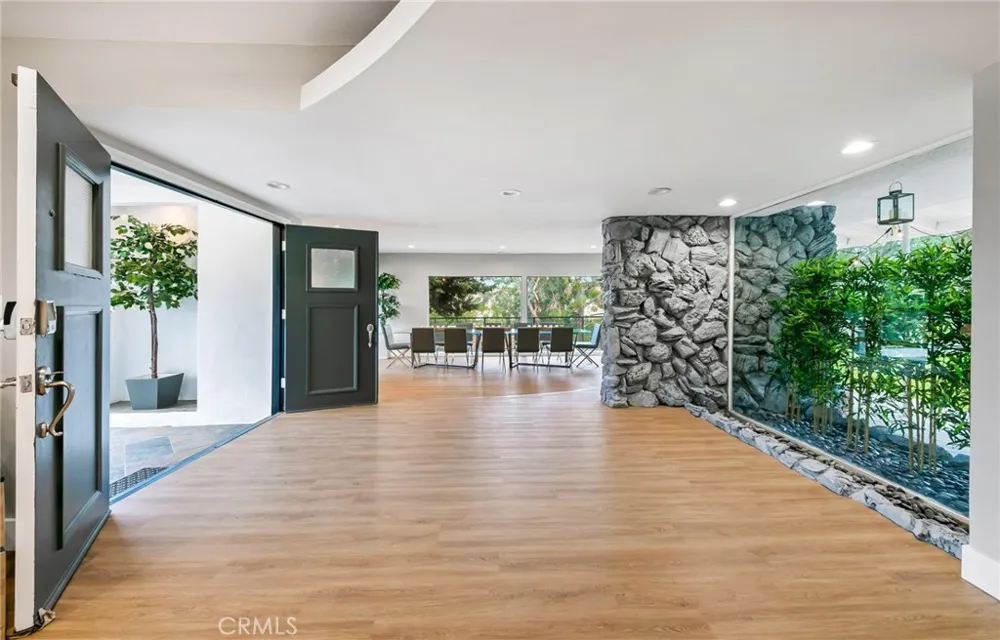 3716 Crownridge Sherman Oaks, CA 91403