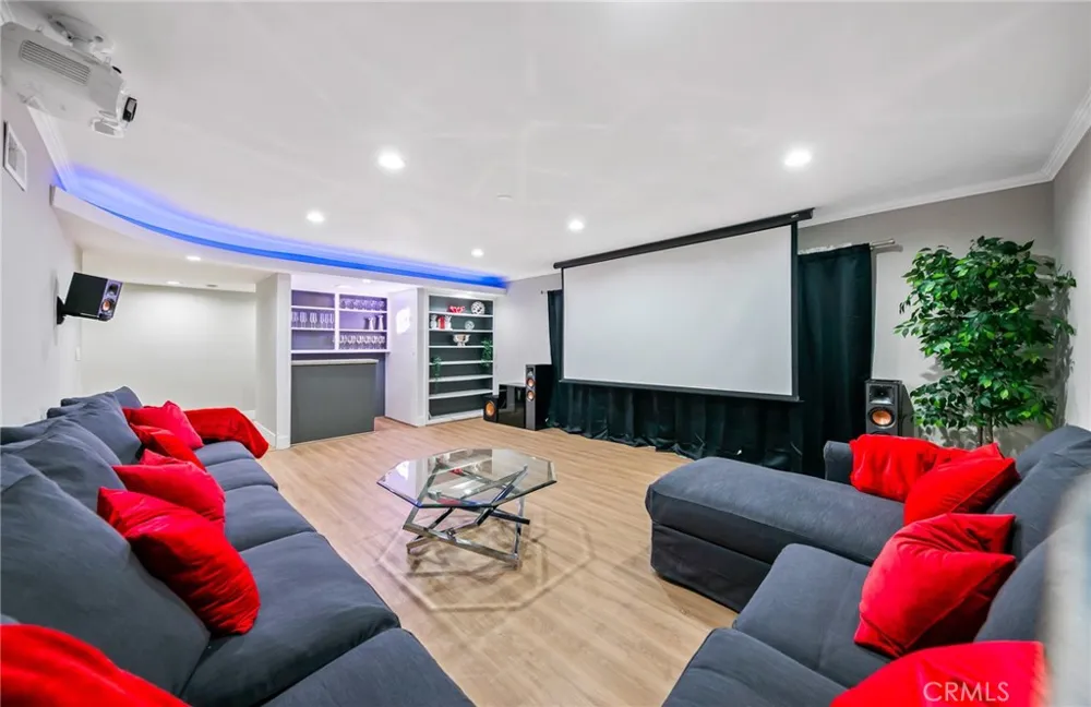 3716 Crownridge Sherman Oaks, CA 91403