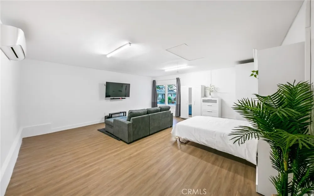 3716 Crownridge Sherman Oaks, CA 91403