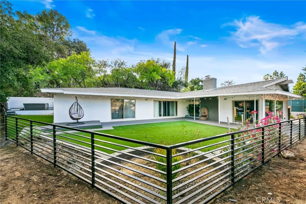 3716 Crownridge Sherman Oaks, CA 91403