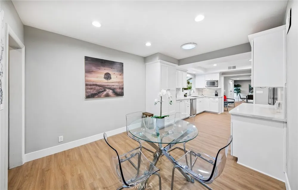 3716 Crownridge Sherman Oaks, CA 91403