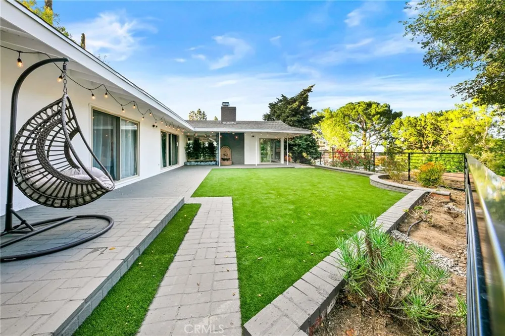 3716 Crownridge Sherman Oaks, CA 91403
