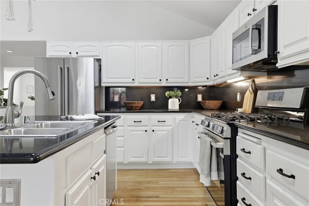 17717 Miranda Encino, CA 91316