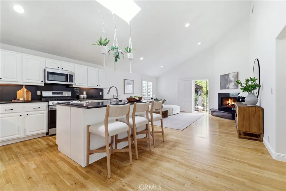 17717 Miranda Encino, CA 91316