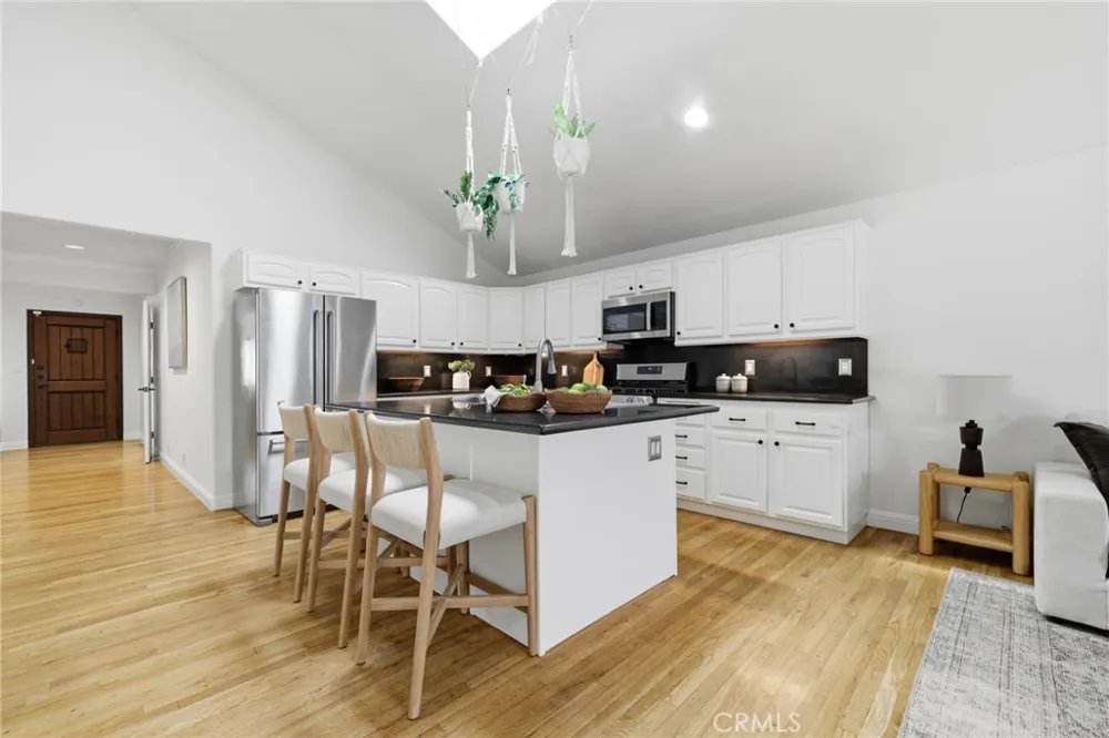 17717 Miranda Encino, CA 91316
