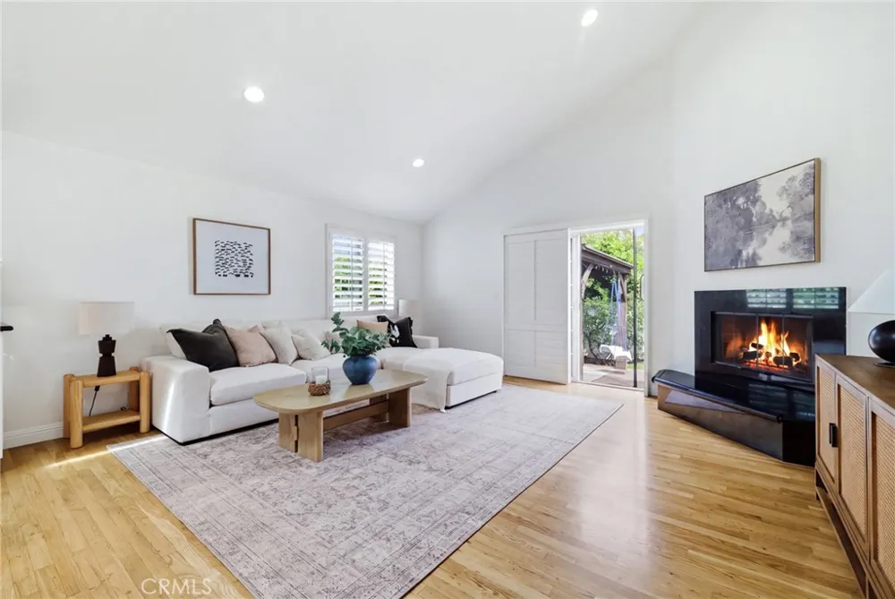 17717 Miranda Encino, CA 91316