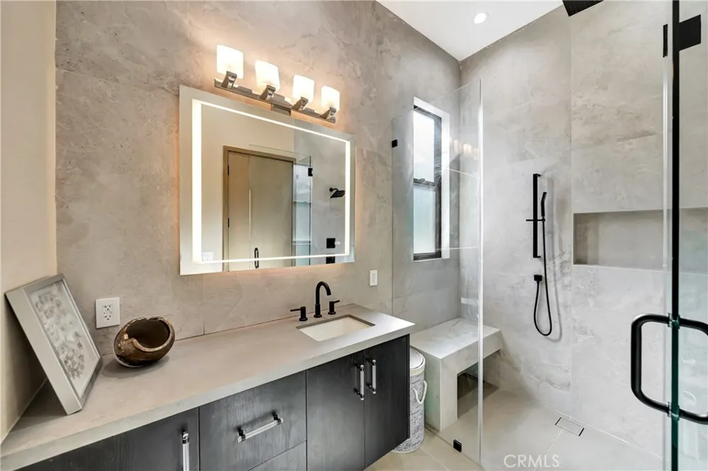 19225 Rosita Tarzana, CA 91356