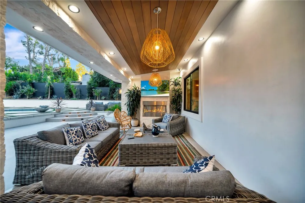 19225 Rosita Tarzana, CA 91356