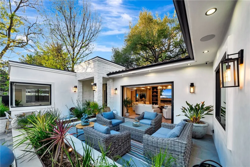 19225 Rosita Tarzana, CA 91356