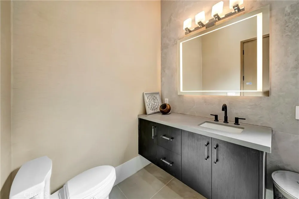 19225 Rosita Tarzana, CA 91356