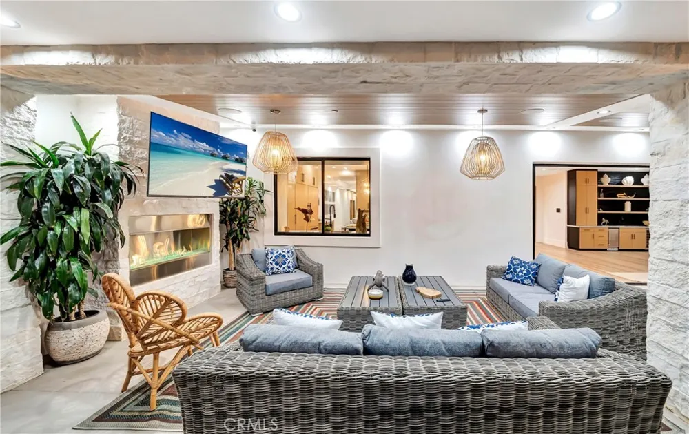 19225 Rosita Tarzana, CA 91356