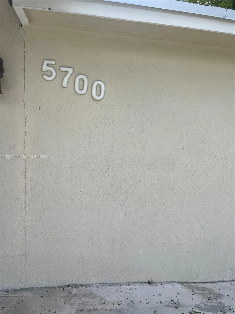 5700 SW 37th Ct #5700 Davie, FL 33314