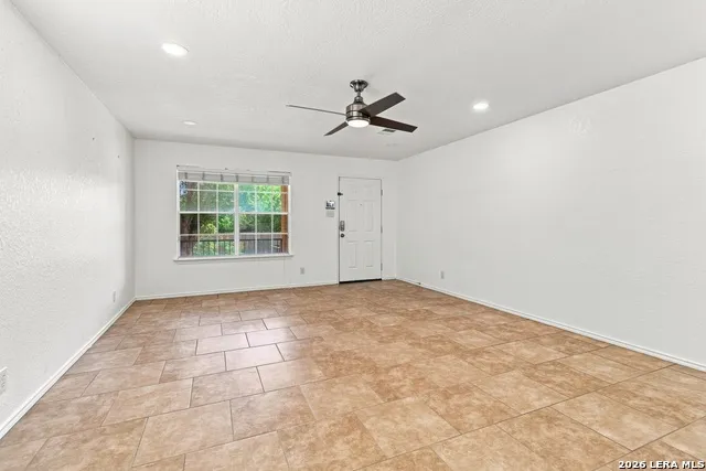 6711 Elmwood Crst Live Oak, TX 78233