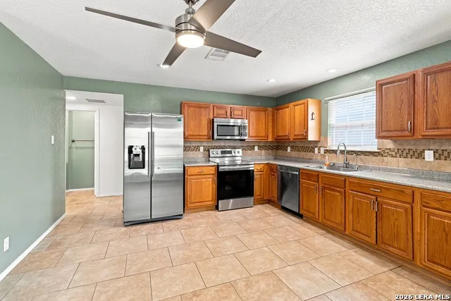6711 Elmwood Crst Live Oak, TX 78233