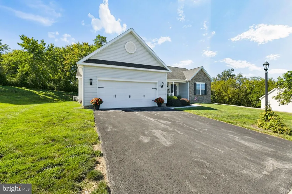 61 HUNTMASTER DRIVE Hanover, PA 17331