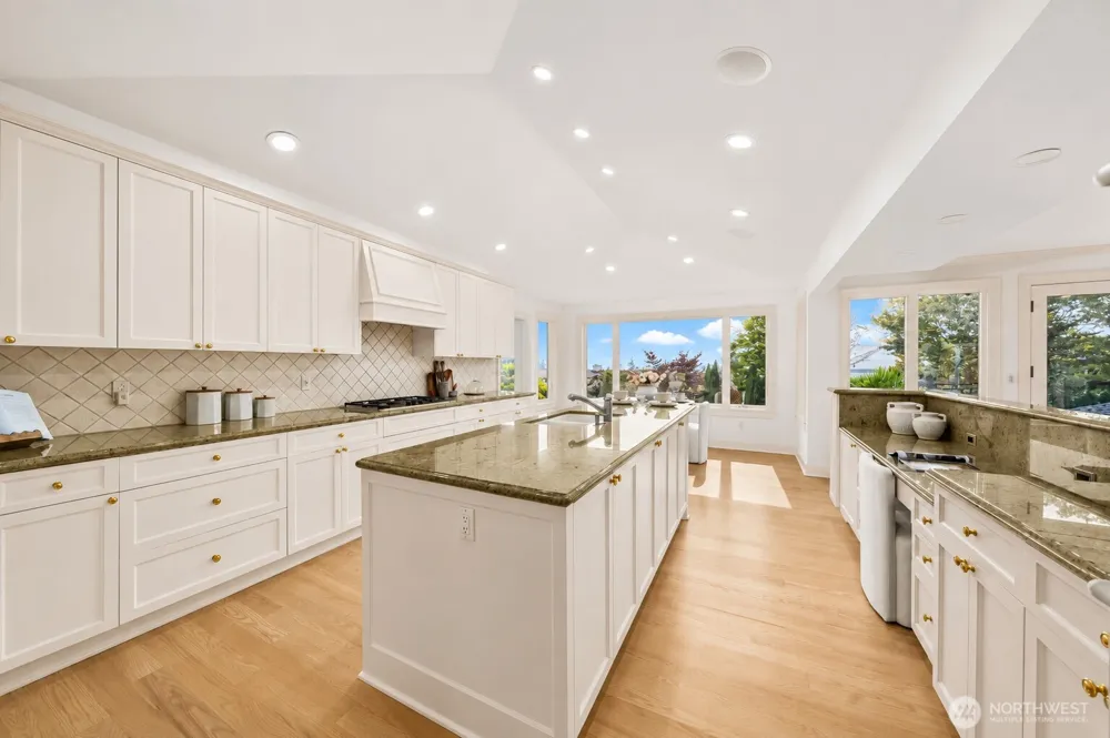 1365 92nd Avenue NE Clyde Hill, WA 98004