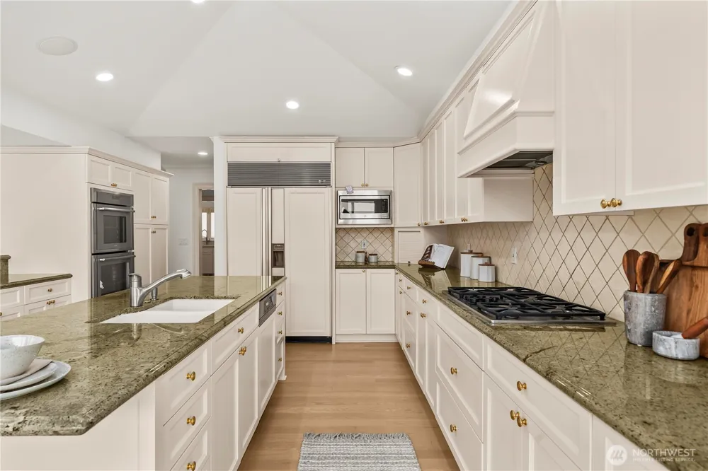 1365 92nd Avenue NE Clyde Hill, WA 98004