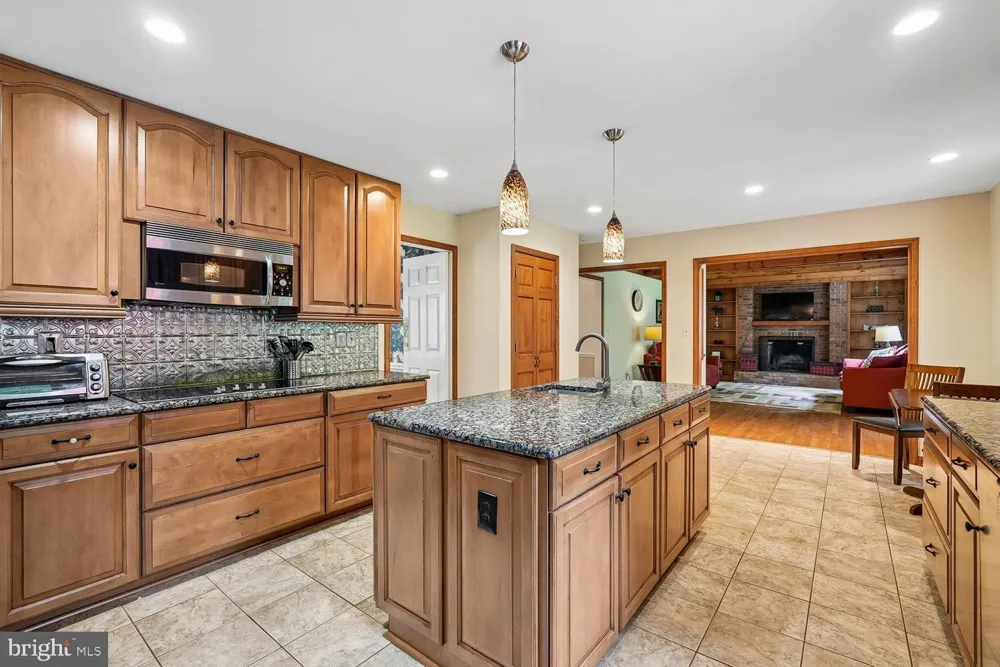 8212 HONEYSUCKLE ROAD Manassas, VA 20112