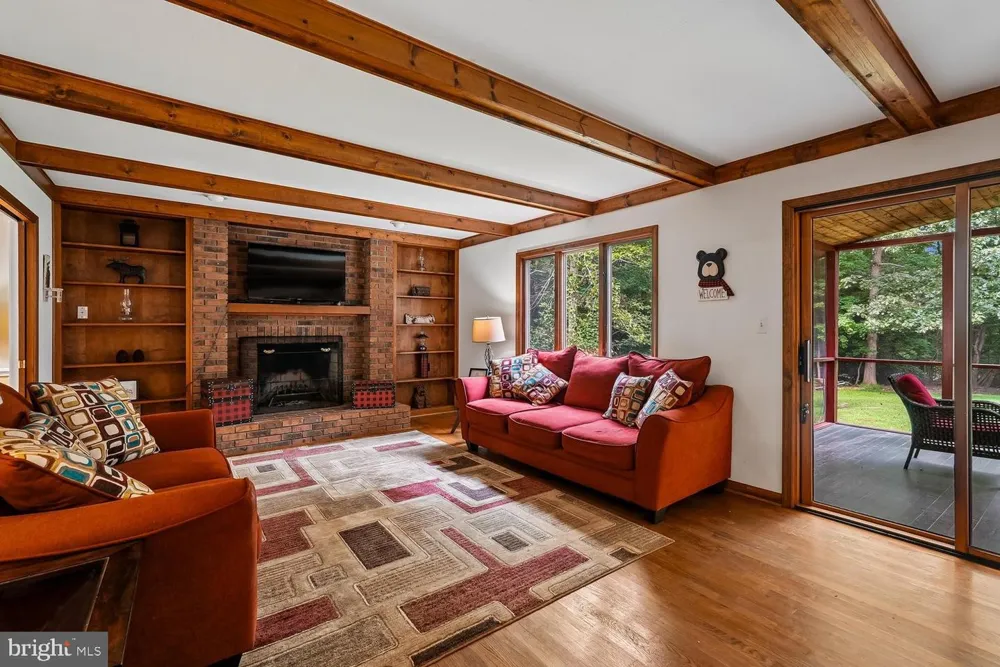 8212 HONEYSUCKLE ROAD Manassas, VA 20112