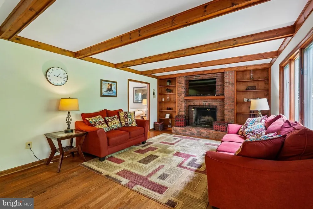 8212 HONEYSUCKLE ROAD Manassas, VA 20112