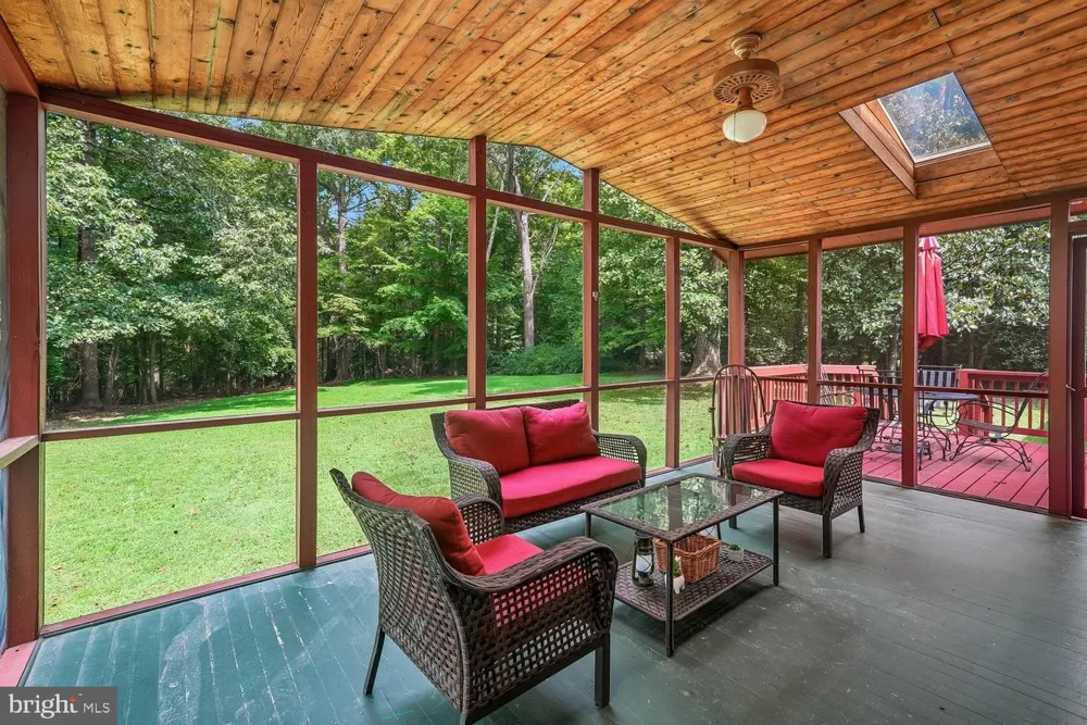 8212 HONEYSUCKLE ROAD Manassas, VA 20112