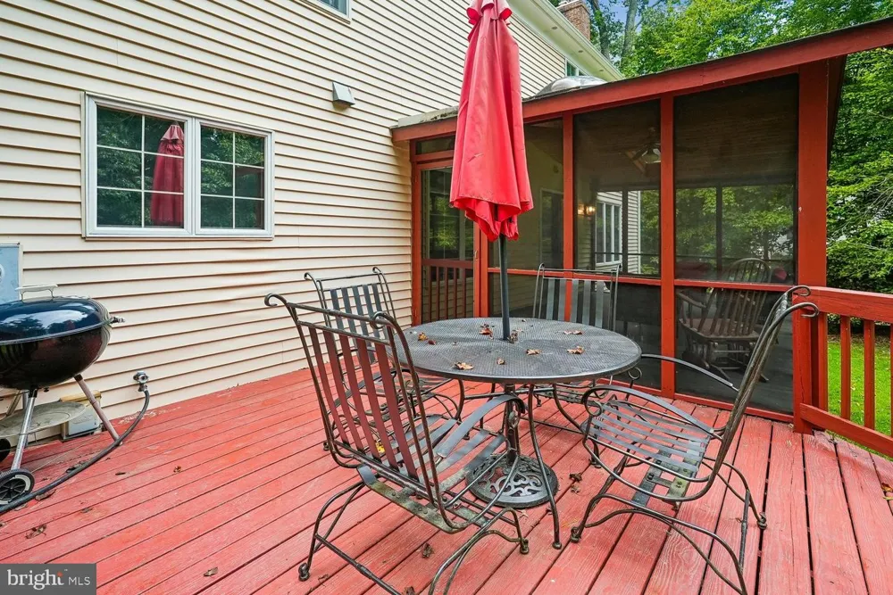 8212 HONEYSUCKLE ROAD Manassas, VA 20112