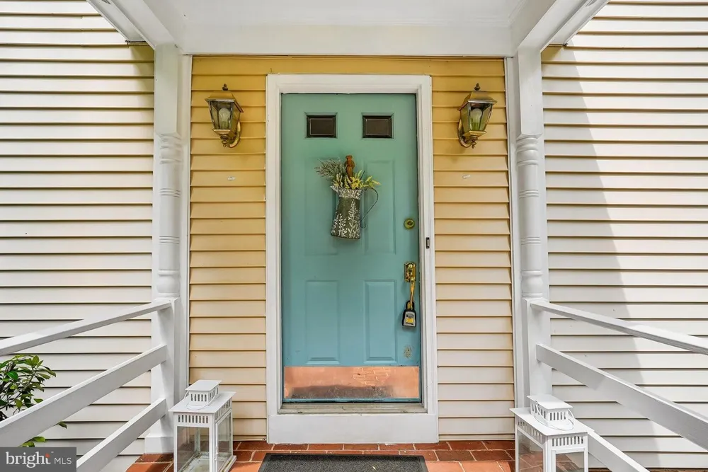 8212 HONEYSUCKLE ROAD Manassas, VA 20112