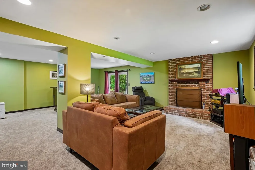 8212 HONEYSUCKLE ROAD Manassas, VA 20112