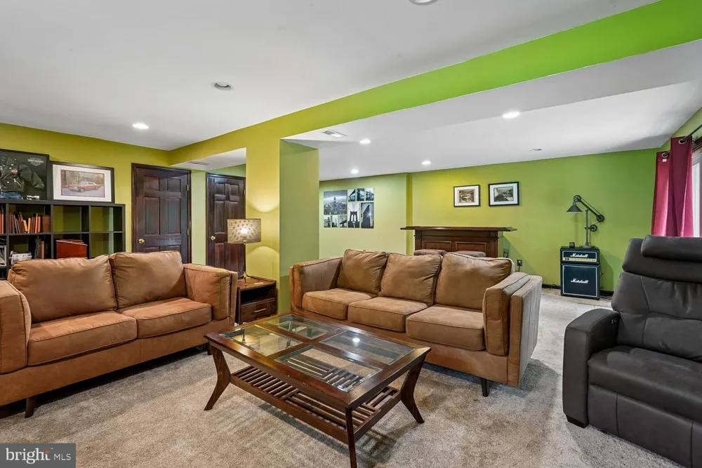 8212 HONEYSUCKLE ROAD Manassas, VA 20112