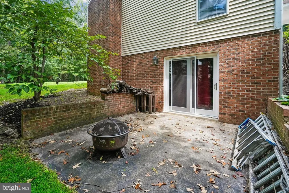 8212 HONEYSUCKLE ROAD Manassas, VA 20112