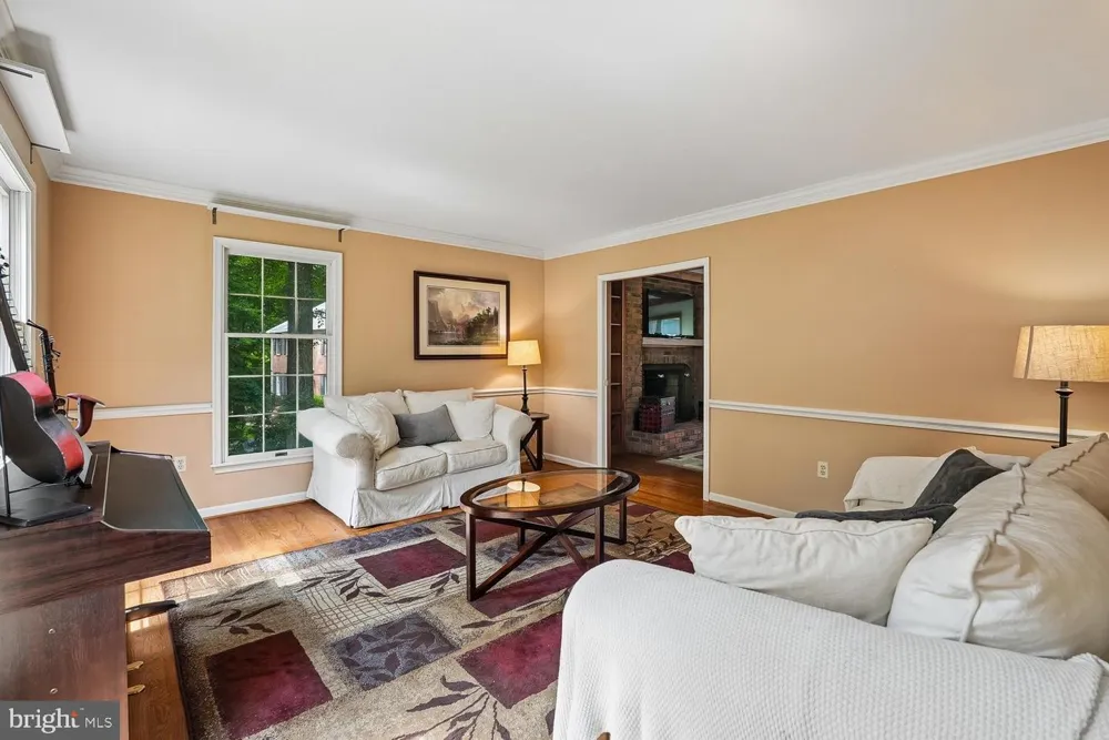 8212 HONEYSUCKLE ROAD Manassas, VA 20112