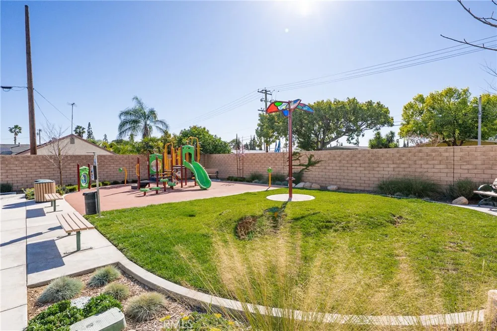 208 Bonita Rialto, CA 92376