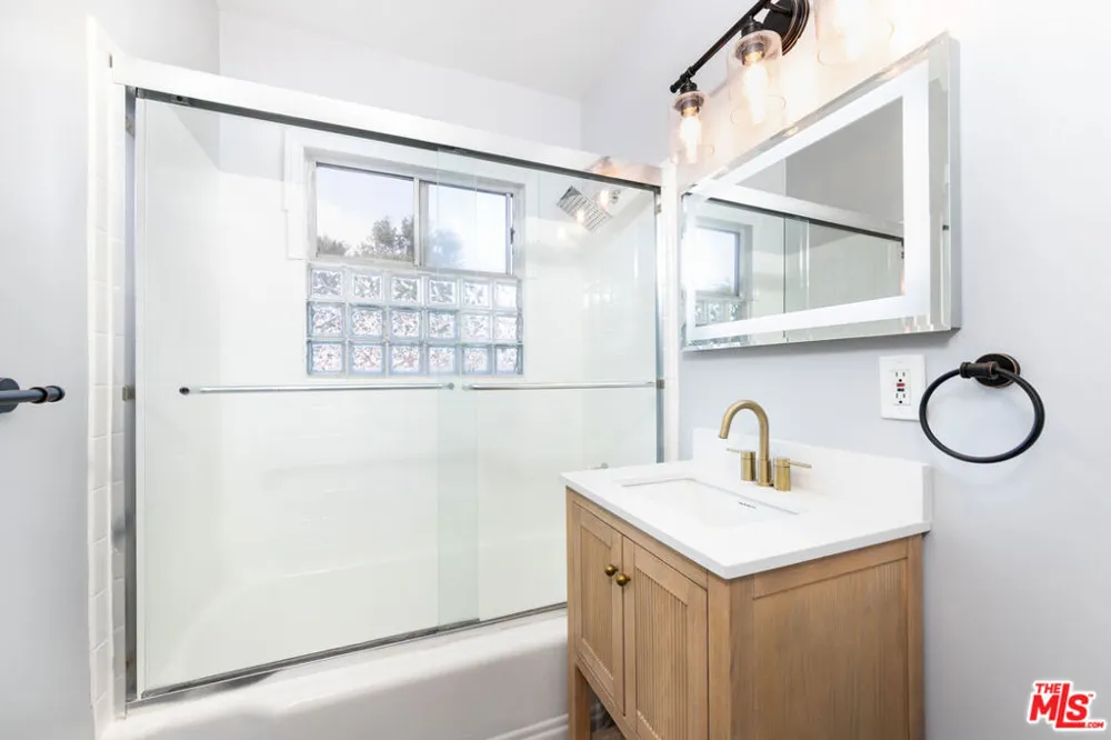 5444 Colfax Avenue Valley Village, CA 91601