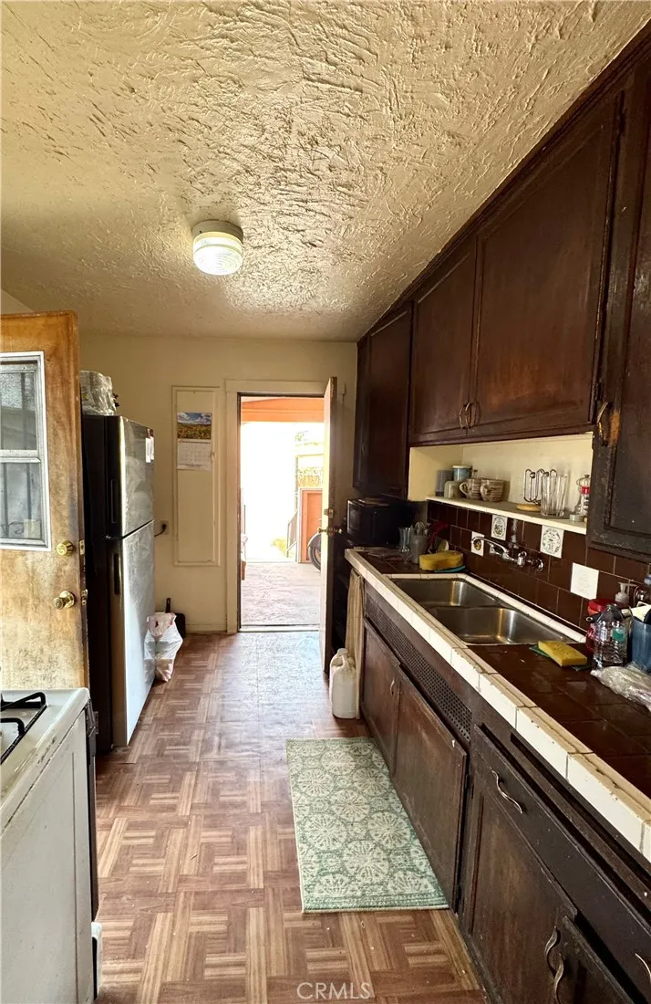 823 E 102nd Los Angeles, CA 90002
