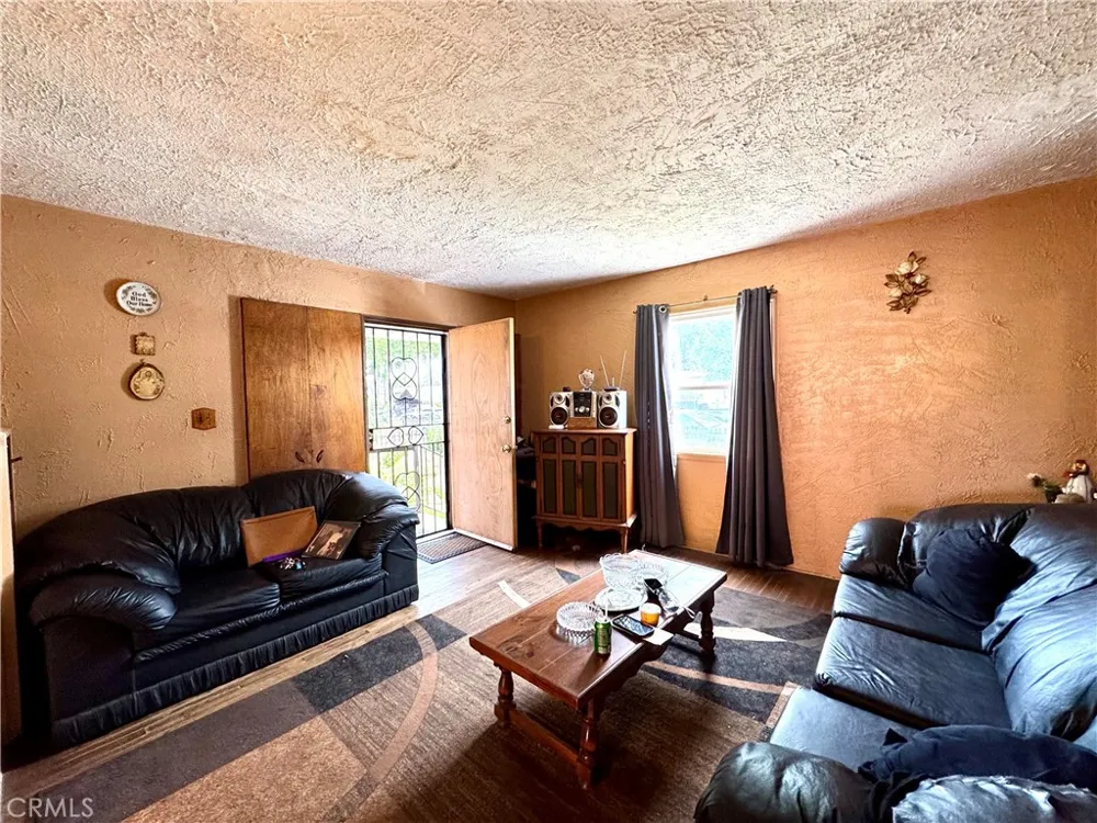823 E 102nd Los Angeles, CA 90002