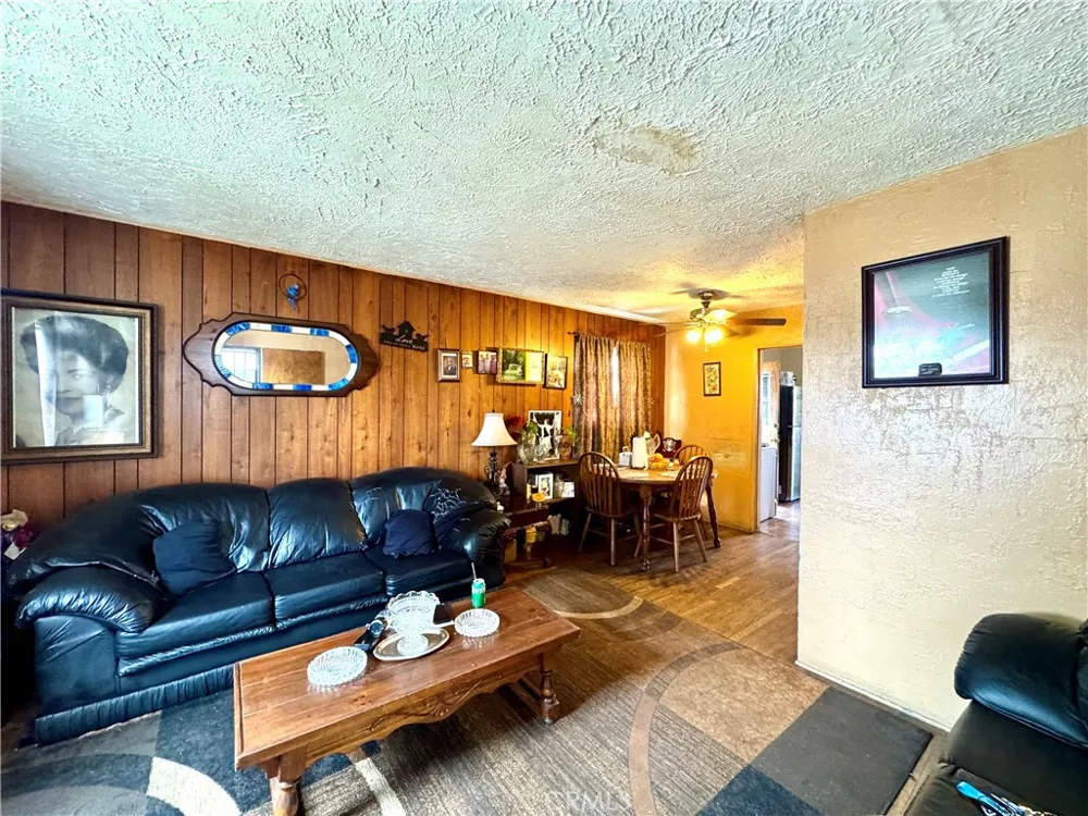 823 E 102nd Los Angeles, CA 90002
